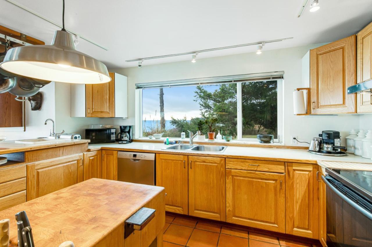 The Artists' Beachhouse Marrowstone Exterior photo