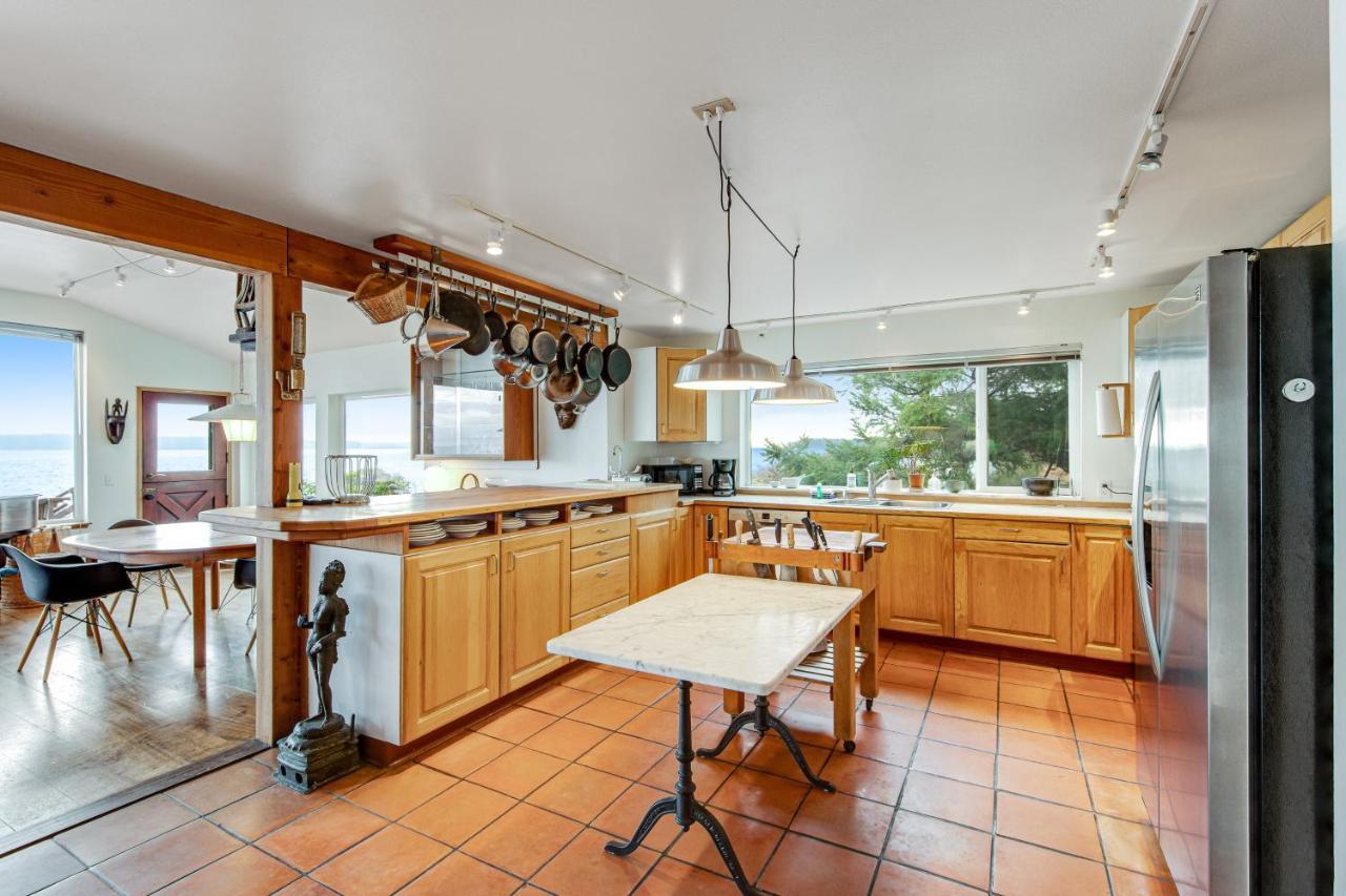 The Artists' Beachhouse Marrowstone Exterior photo